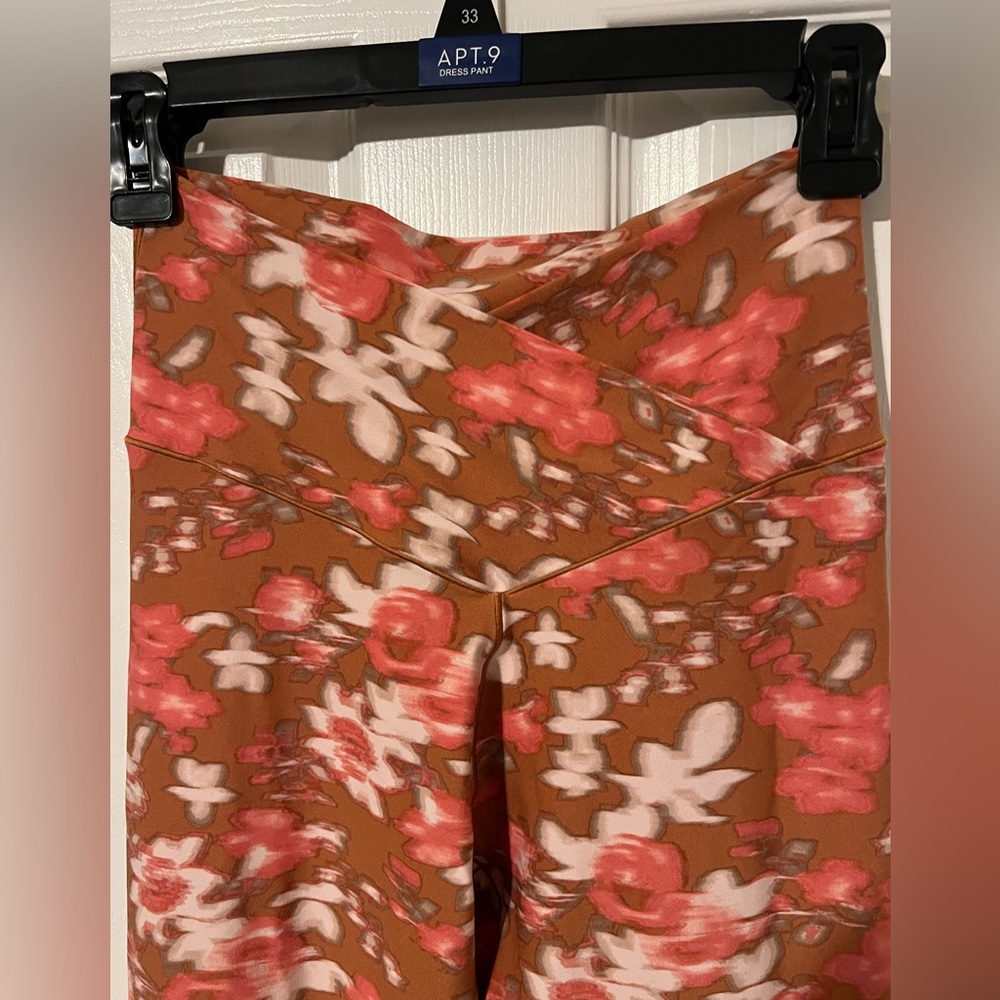 Aerie OFFLINE Hi-Rise Real Me Crossover Floral Leggings, Size L - Picture 2 of 4